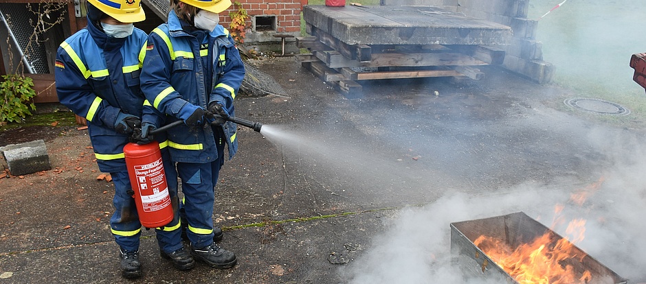 Die Jugendgruppe wird in der Brandbekämpfung ausgebildet.